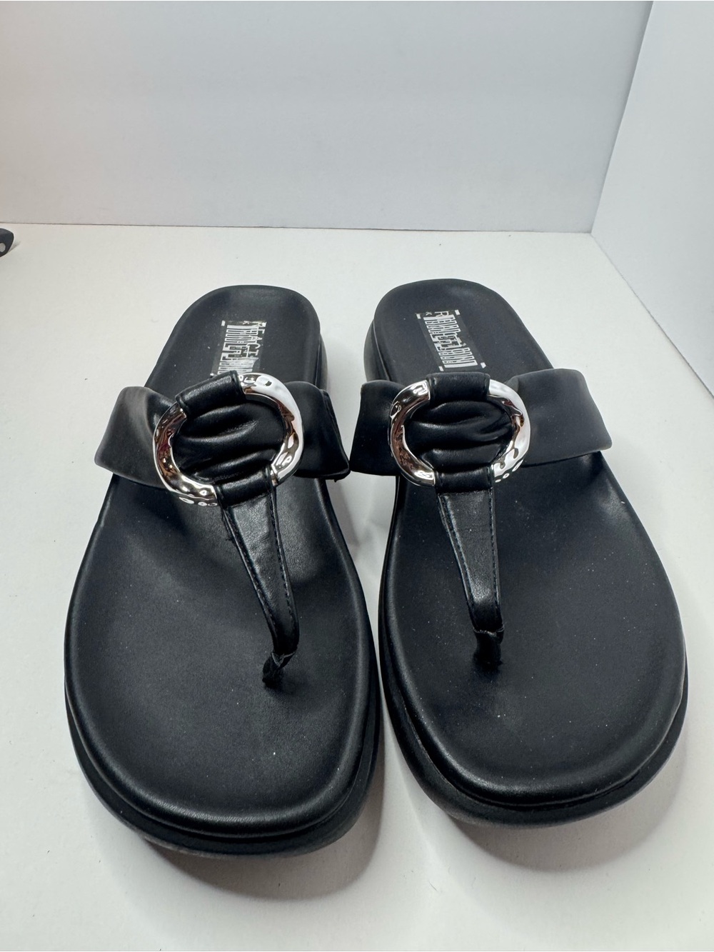 Kenneth Cole Reaction Black Vegan Leather T-Strap Sandals Women's Size 8.5M